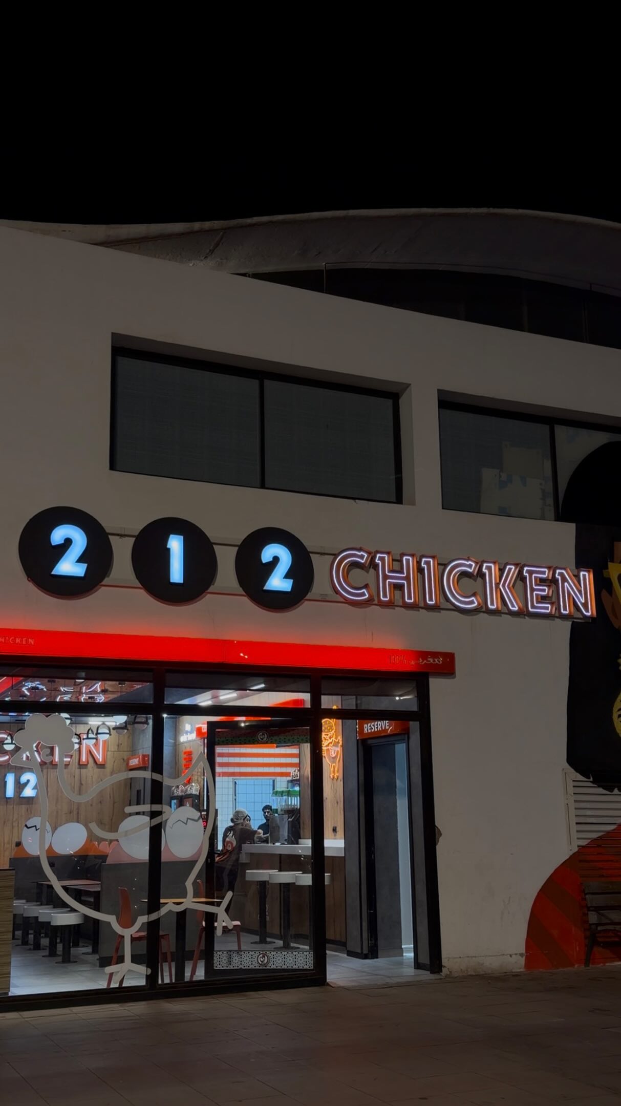 Façade de 212 Chicken de nuit, aperçu d’un Reel partagé avec Foodie.
